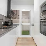 Apartment Bright Getaway With Patio By Rems *