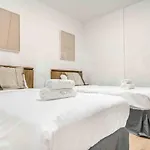 Apartment Bright Getaway With Patio By Rems Málaga