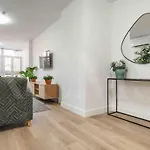 Apartment Bright Getaway With Patio By Rems Málaga