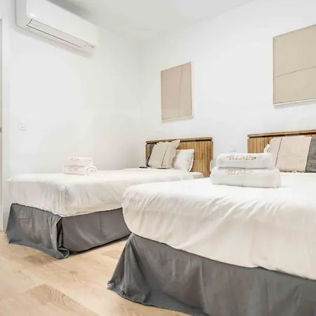 Apartment Bright Getaway With Patio By Rems Málaga